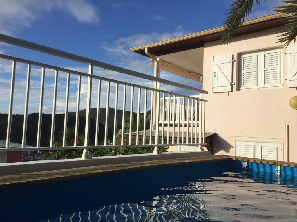 Bazén v ubytování Rose phoenix appartement terrasse et piscine vue mer nebo v jeho okolí