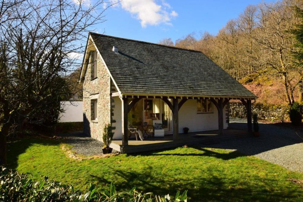 una pequeña casa con cenador en un patio en The Pavilion, Clappersgate, en Ambleside