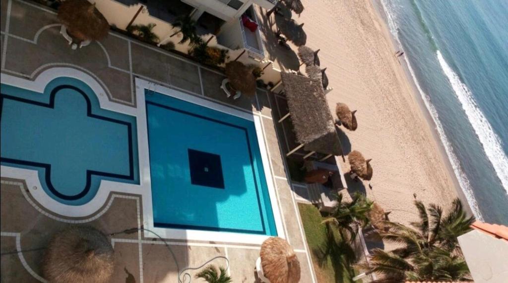 En udsigt til poolen hos Villa Quintas Del Mar eller i nærheden