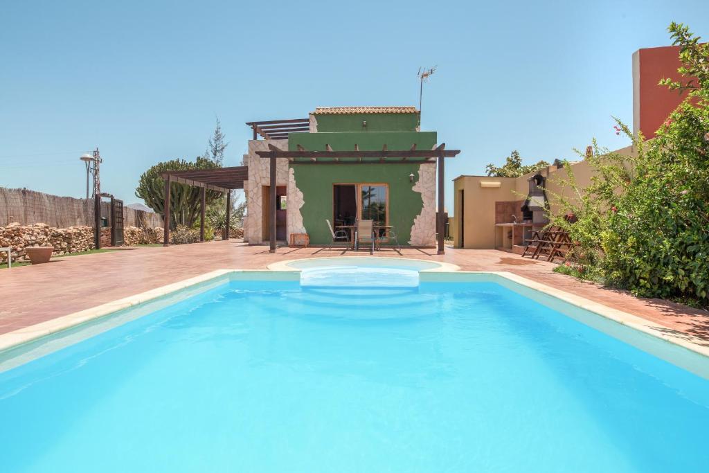 una gran piscina frente a una casa en Casa Luis, en Casillas de Morales