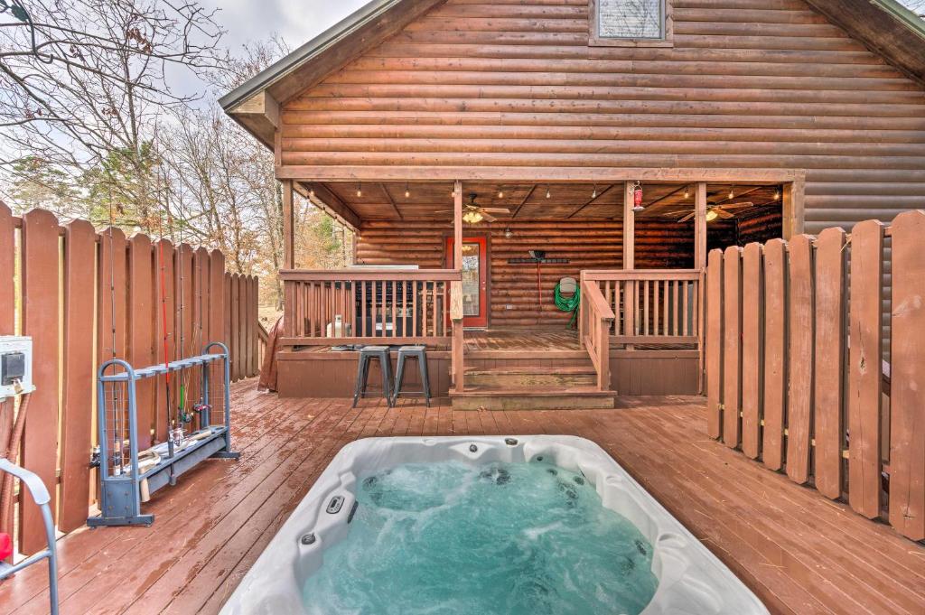 Little Bears Pond Broken Bow Cabin with Hot Tub!, Broken Bow (updated