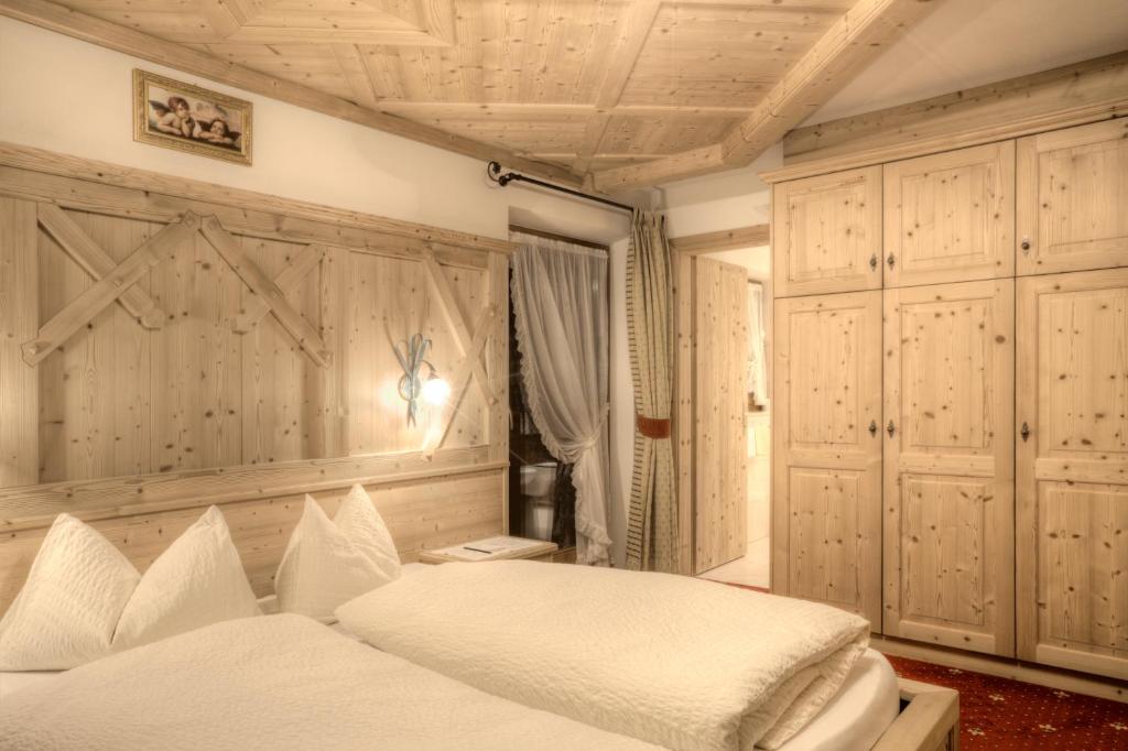Postel nebo postele na pokoji v ubytování Hotel Ciasa Ai Pini