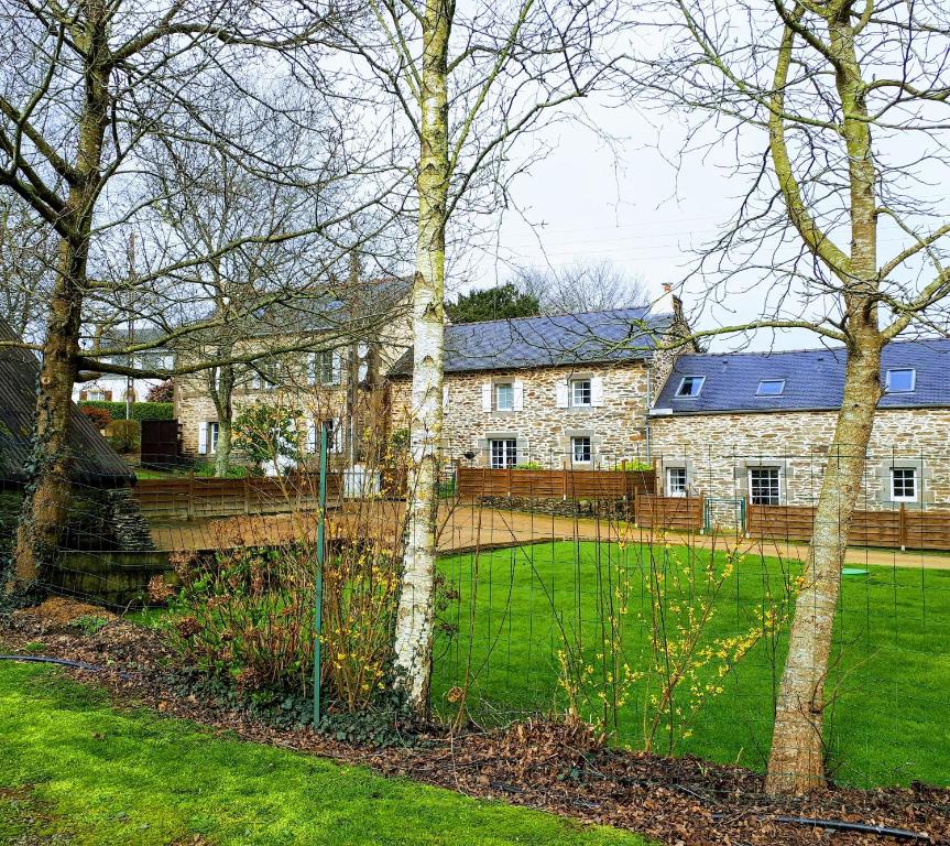 une maison avec une clôture devant une cour dans l'établissement Le Venec, Lopérec, France, à Lopérec