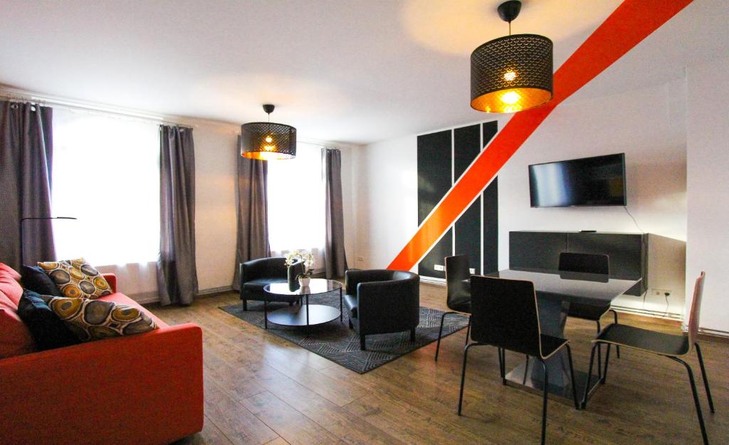 ein Wohnzimmer mit einem roten Streifen an der Wand in der Unterkunft Cozy Domicile Leipzig Center South I in Leipzig
