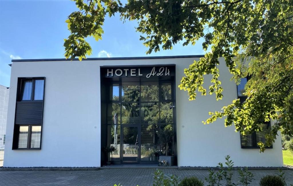 グリンデにあるHotel A24 bei Hamburgのホテル酸素を読み取る標識付白い建物