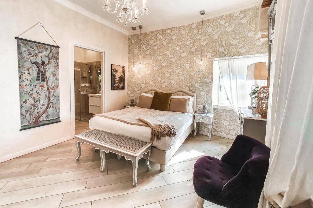 ein Schlafzimmer mit einem Bett und einem Stuhl in der Unterkunft Dolce Vita Santo Stefano in Verona