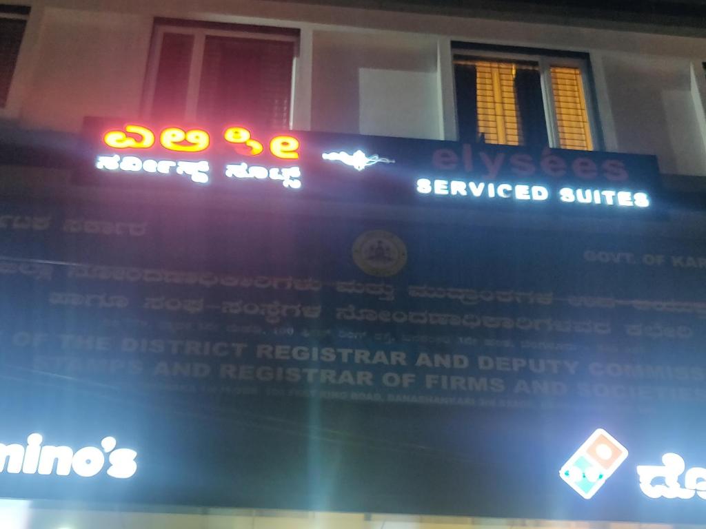 um sinal na lateral de um edifício em Elys'ees Serviced Suites em Bangalore