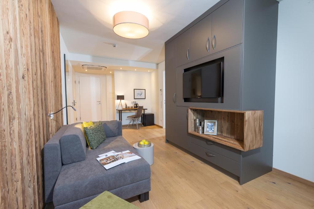 TV a/nebo společenská místnost v ubytování TWO TIMEZ - Boutique Hotel - with AC
