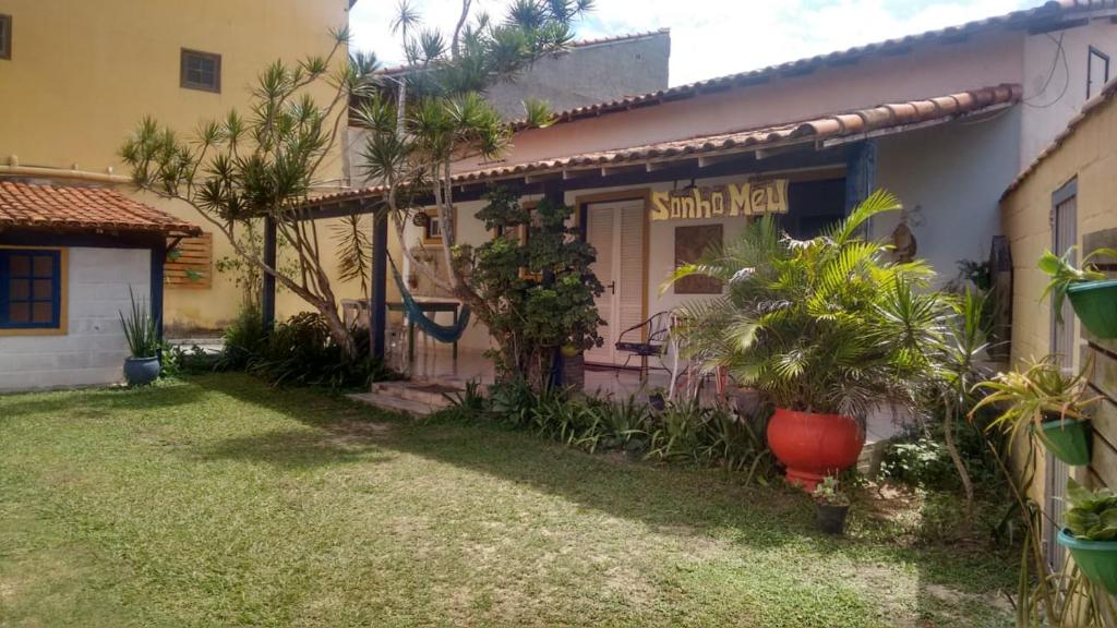 una casa con un patio con plantas delante en Casa em Cabo Frio, en Cabo Frío