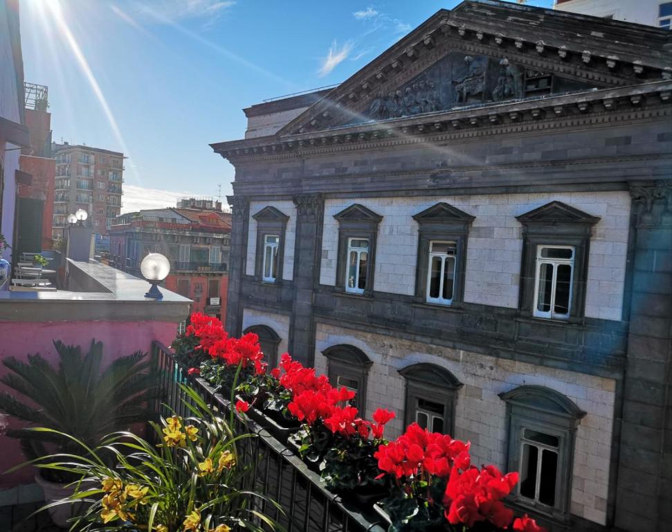 ナポリにあるB&B Federico Secondoの赤い花の咲く古い建物