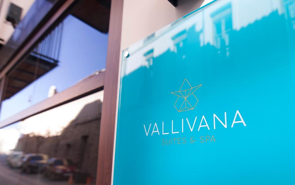 ein Schild für die Villaiana-Suiten und den Wellnessbereich in der Unterkunft Vallivana Suites & SPA in Morella