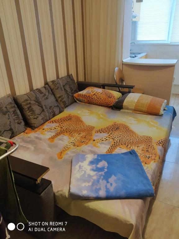 ein Bett mit Geparden drauf in einem Zimmer in der Unterkunft Солнечная in Kharkov
