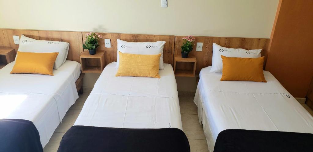 Postel nebo postele na pokoji v ubytování Infinity Hotel