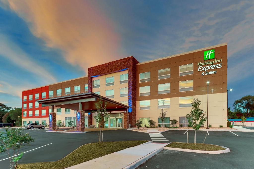 Holiday Inn Express & Suites Roanoke Civic Center, Roanoke (updated