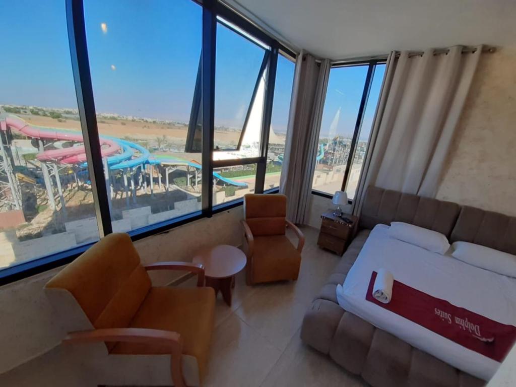 uma sala de estar com vista para um resort em Dolphin Suites Hotel em Jericó