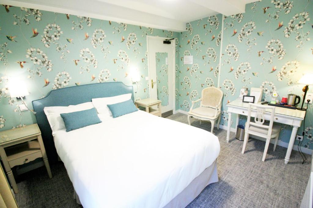 Postel nebo postele na pokoji v ubytování Logis - Hôtel & Restaurant du Tribunal