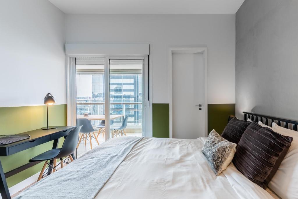  Apartamento com varanda e ótima localização - Vila Olímpia