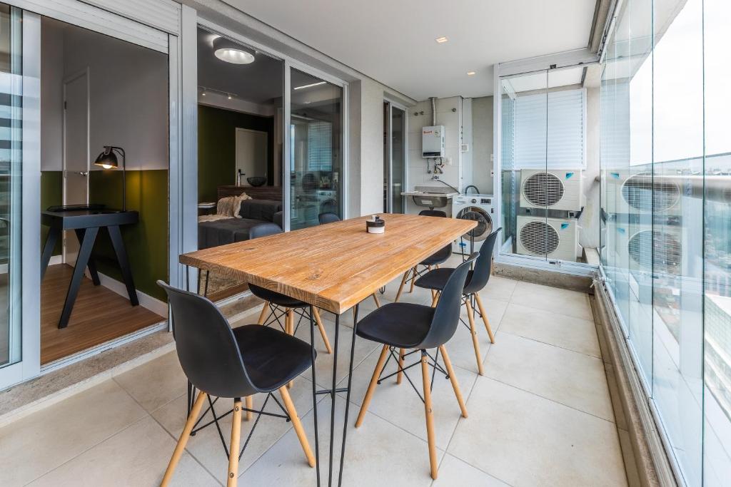 Apartamento com varanda e ótima localização - Vila Olímpia
