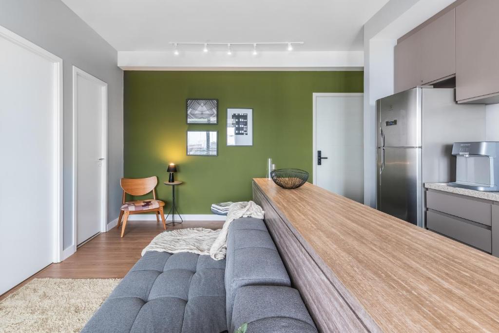  Apartamento com varanda e ótima localização - Vila Olímpia