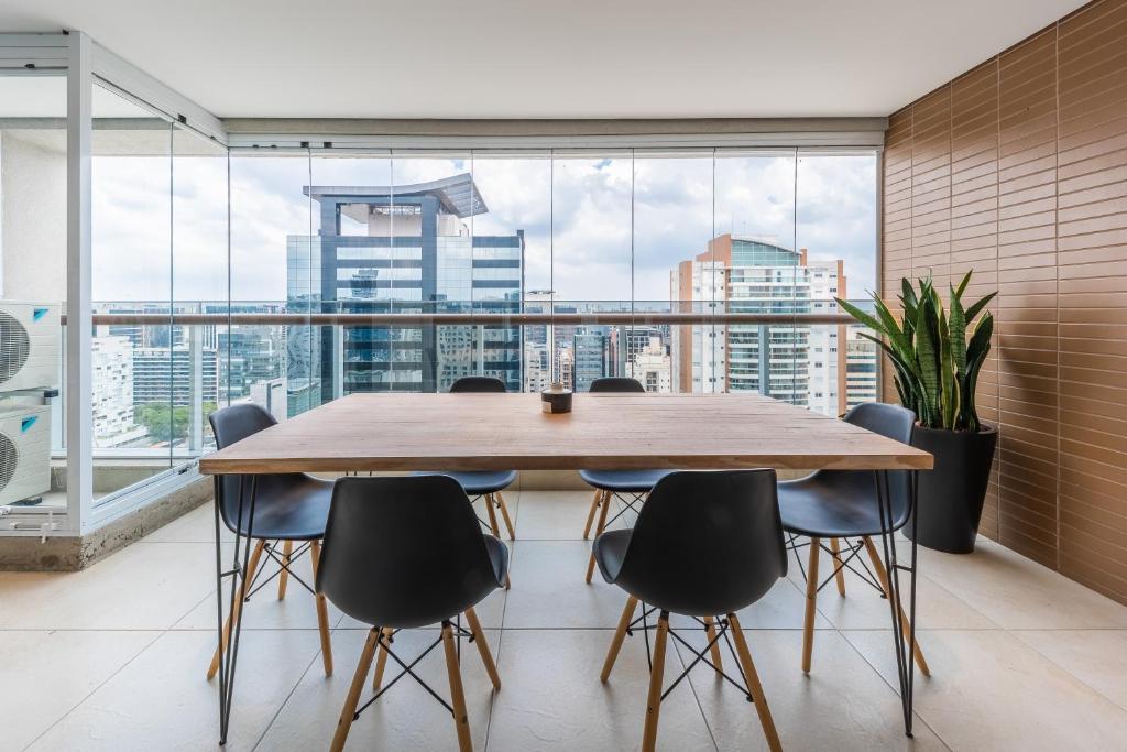  Apartamento com varanda e ótima localização - Vila Olímpia