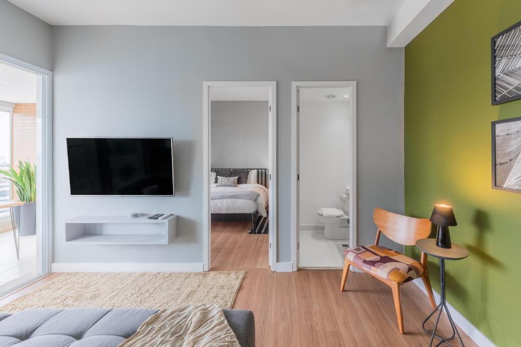  Apartamento com varanda e ótima localização - Vila Olímpia