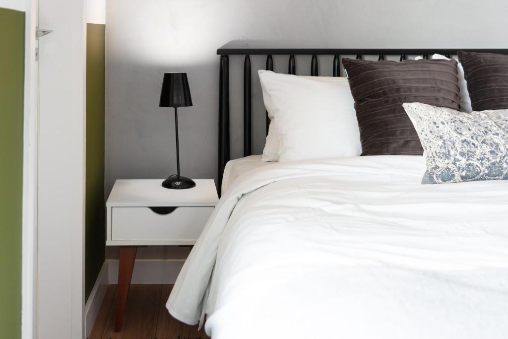  Apartamento com varanda e ótima localização - Vila Olímpia
