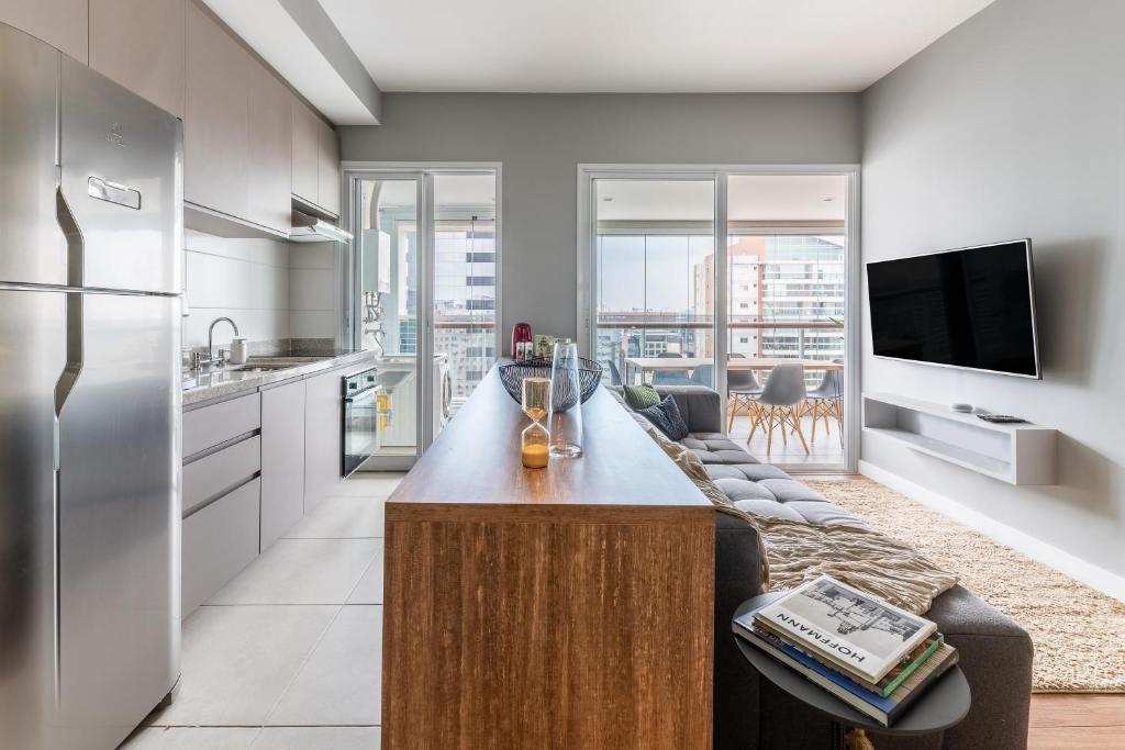  Apartamento com varanda e ótima localização - Vila Olímpia
