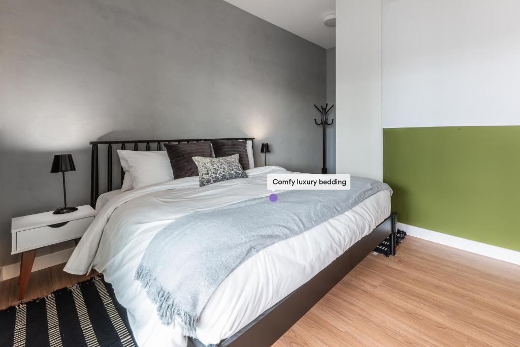  Apartamento com varanda e ótima localização - Vila Olímpia