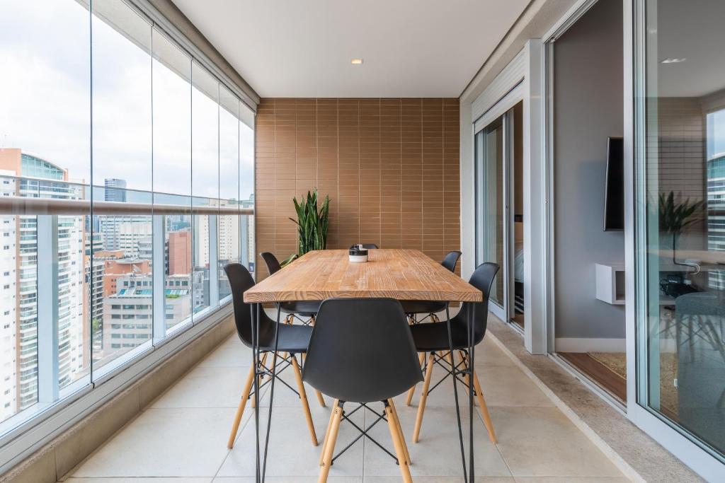  Apartamento com varanda e ótima localização - Vila Olímpia