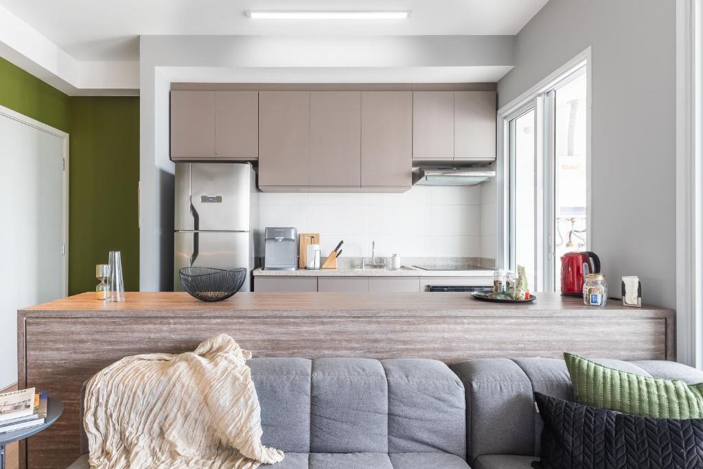  Apartamento com varanda e ótima localização - Vila Olímpia