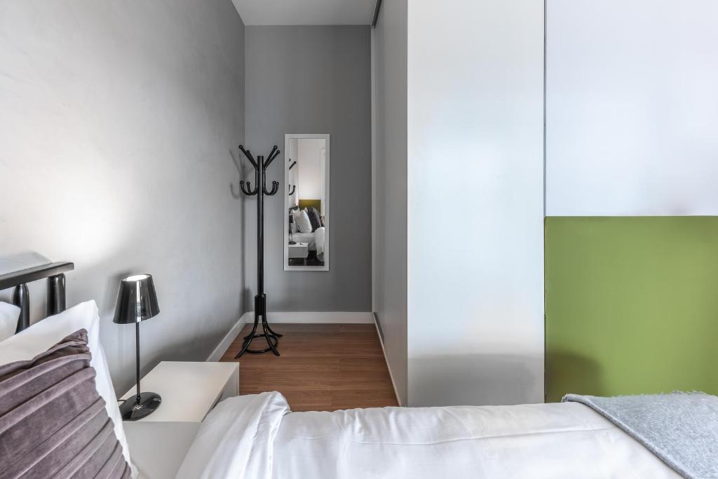  Apartamento com varanda e ótima localização - Vila Olímpia