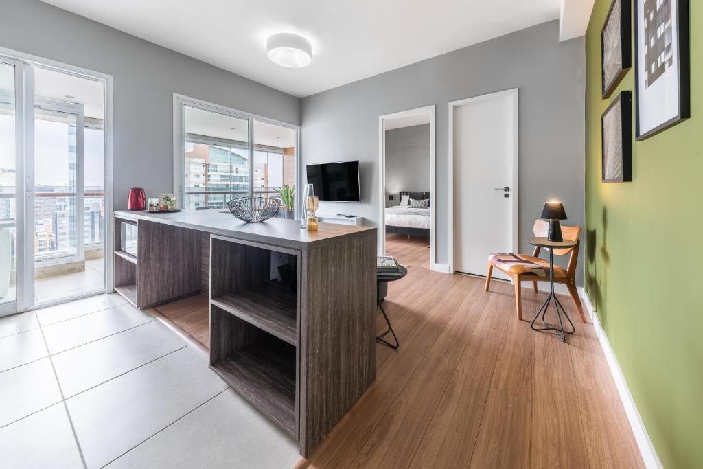  Apartamento com varanda e ótima localização - Vila Olímpia