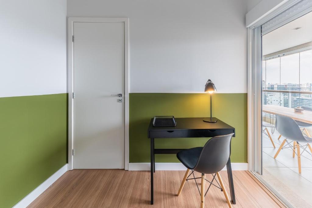  Apartamento com varanda e ótima localização - Vila Olímpia