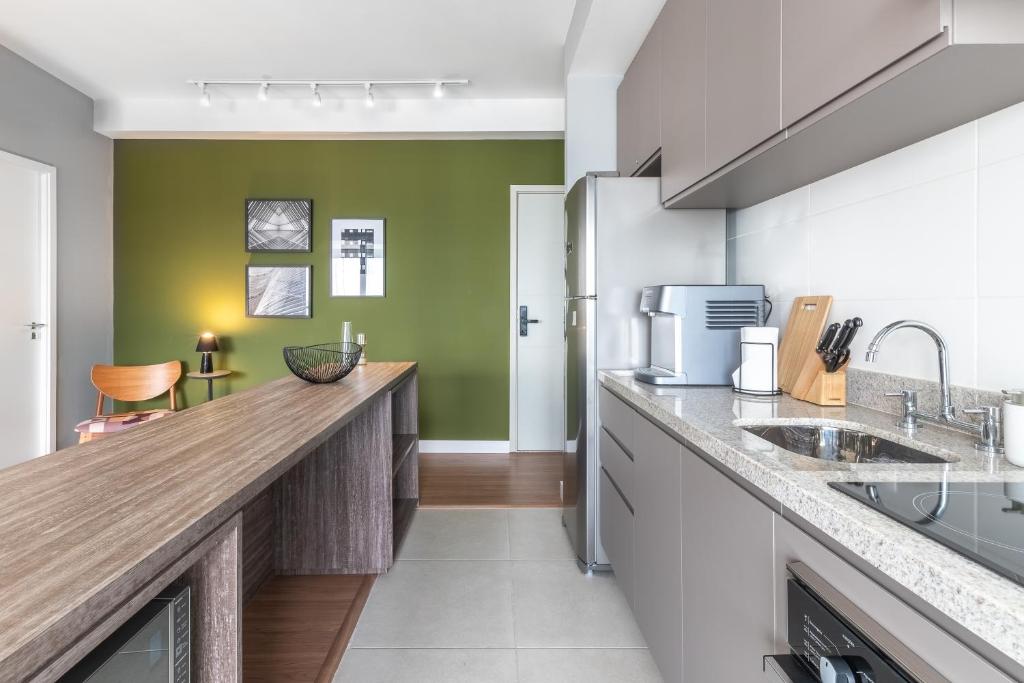  Apartamento com varanda e ótima localização - Vila Olímpia