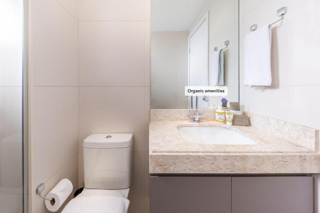  Apartamento com varanda e ótima localização - Vila Olímpia
