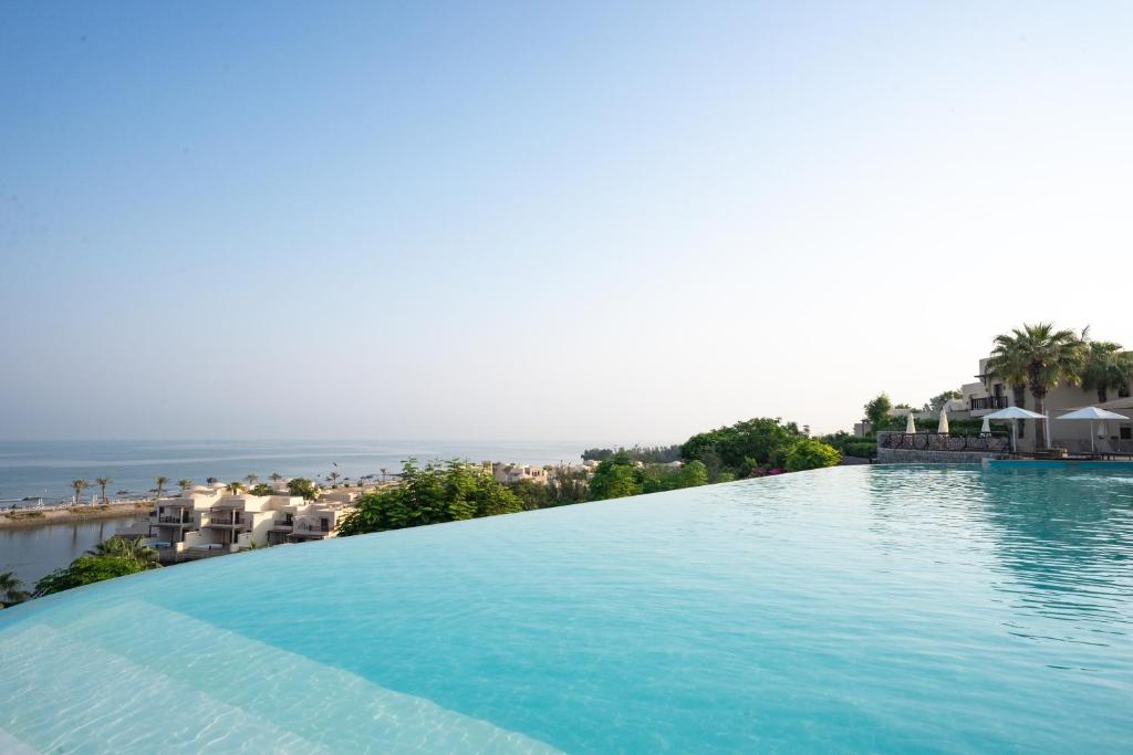 Bazén v ubytování The Cove Rotana Resort - Ras Al Khaimah nebo v jeho okolí