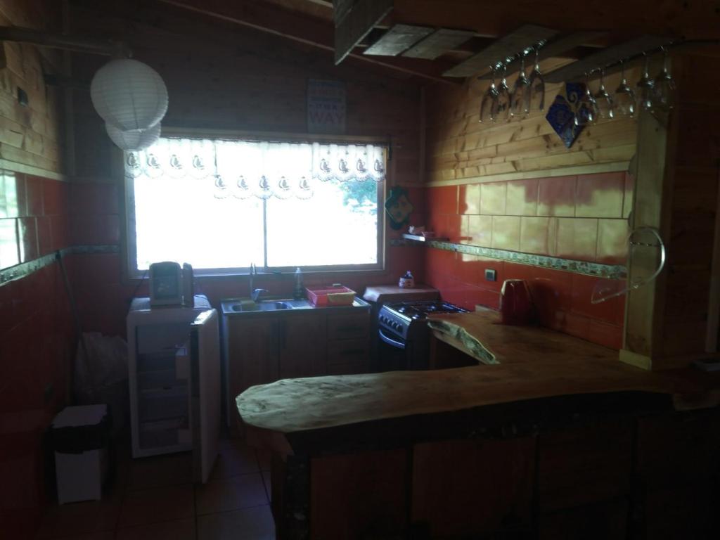 Cucina o angolo cottura di Cabañas Wualmapu " acceso sólo vehiculos tipo camioneta, jeep o SUV"