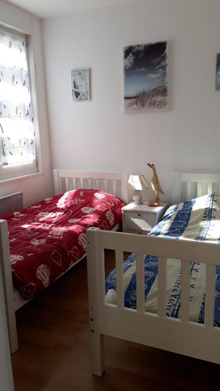 Postel nebo postele na pokoji v ubytování Le clapotis de l'Ô, calme, balcon sur la mer, à 2 h de Paris