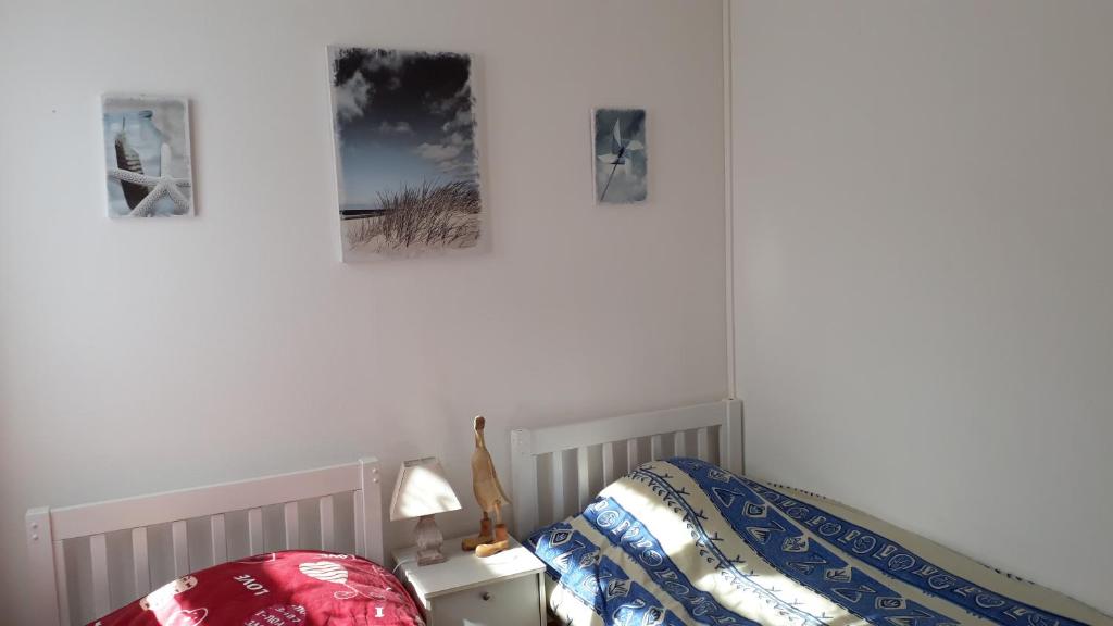 Postel nebo postele na pokoji v ubytování Le clapotis de l'Ô, calme, balcon sur la mer, à 2 h de Paris