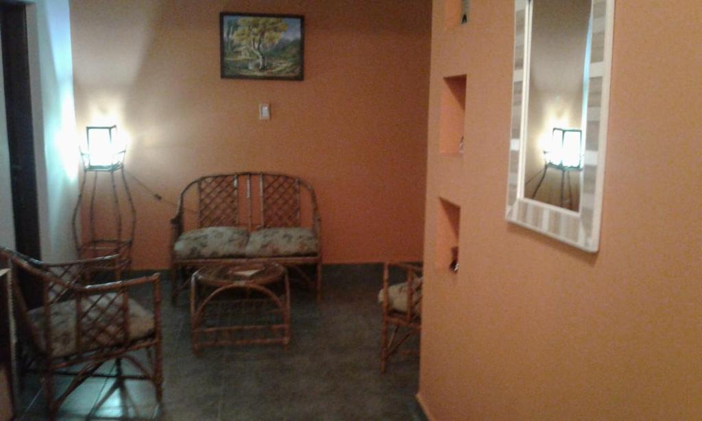 ein Wohnzimmer mit 2 Stühlen und einem Spiegel in der Unterkunft LIA in Salta