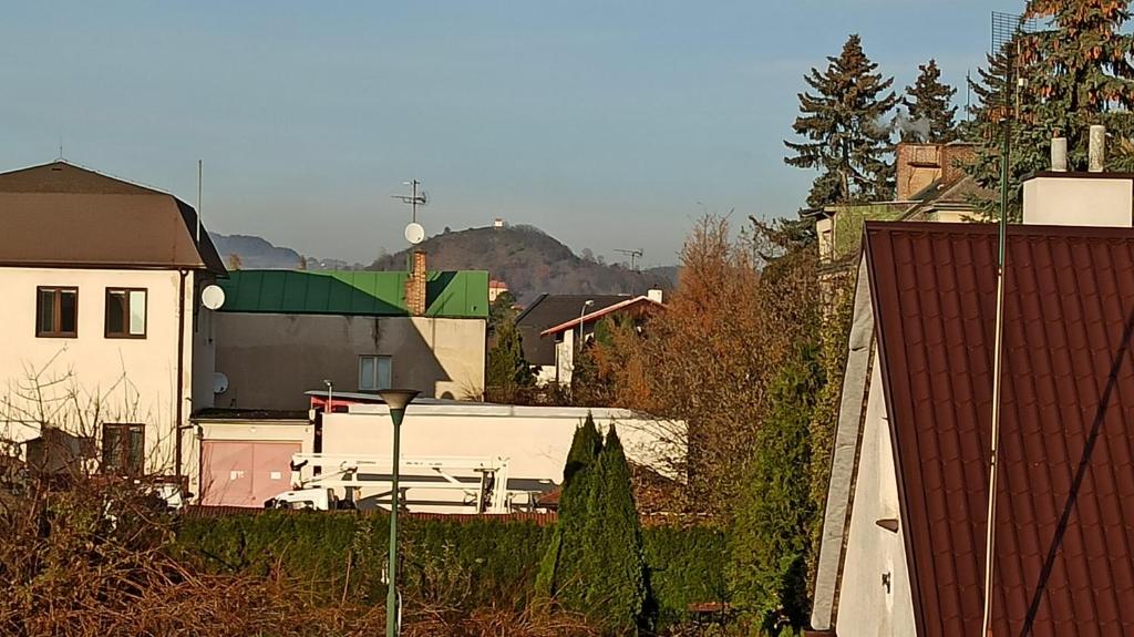 Vista generica sulle montagne o vista sulle montagne dall'interno dell'appartamento