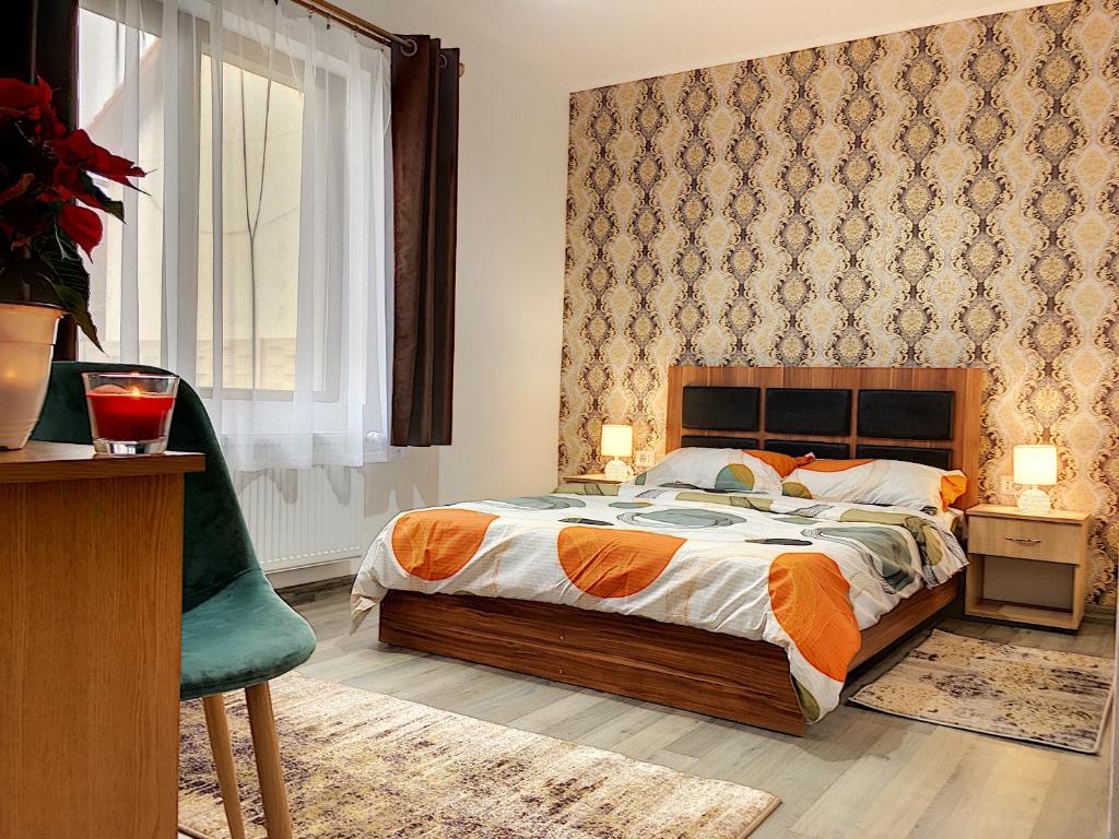 a bedroom with a large bed and a window at Pensiunea La Bozi in Utvin