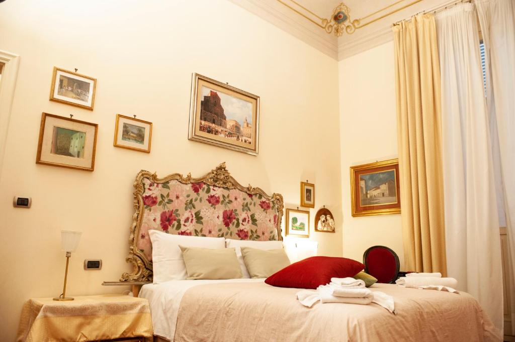 Schlafzimmer mit einem großen Bett mit einem roten Kopfteil in der Unterkunft Gran Suite Piazza Maggiore - T&T communications in Bologna
