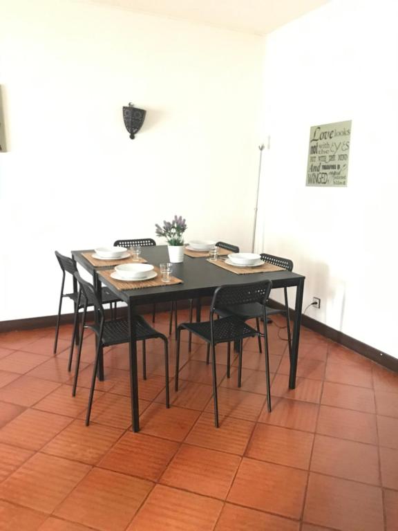 a black dining room table with black chairs at Casa da Avó in Armação de Pêra