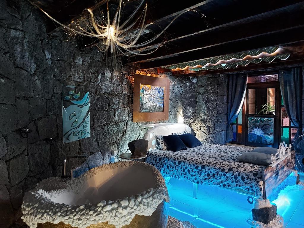 Postel nebo postele na pokoji v ubytování ALOELUX VILLA ! - Private Villa with Jacuzzi, cinema ,massage ,wonderful view, art desing villa