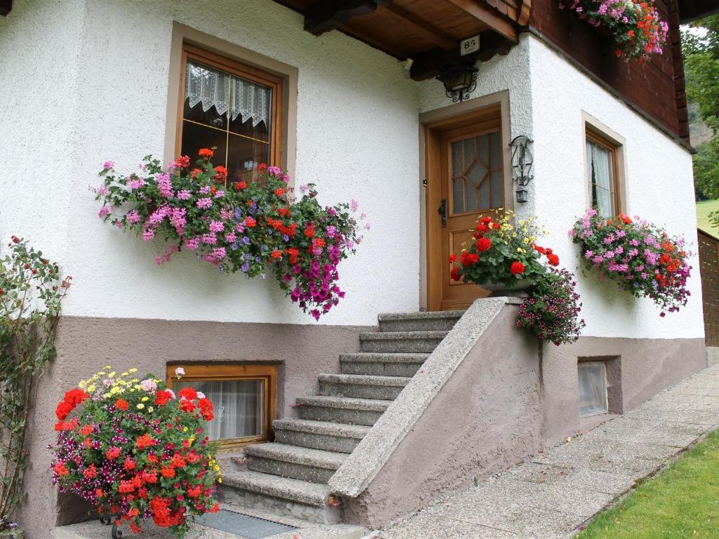 una casa con cajas de flores a un lado. en Beautiful Holiday Home in Filzmoos with Sauna, en Filzmoos