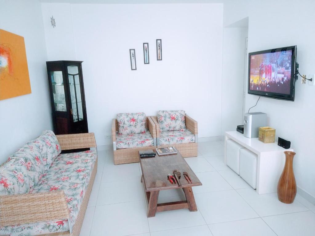  Apartamento amplo a 200m da praia da Enseada