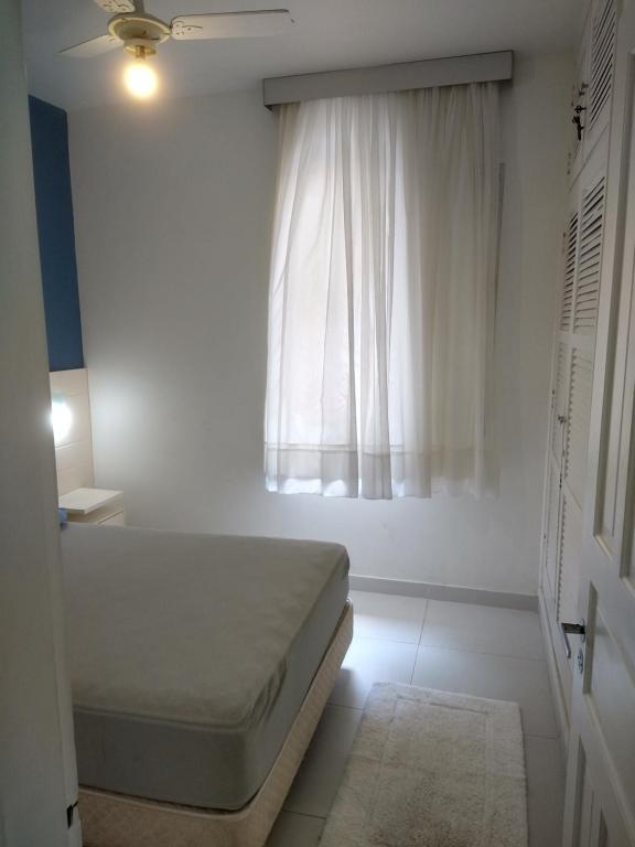  Apartamento amplo a 200m da praia da Enseada
