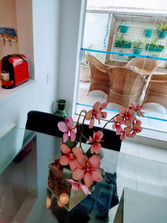  Apartamento amplo a 200m da praia da Enseada