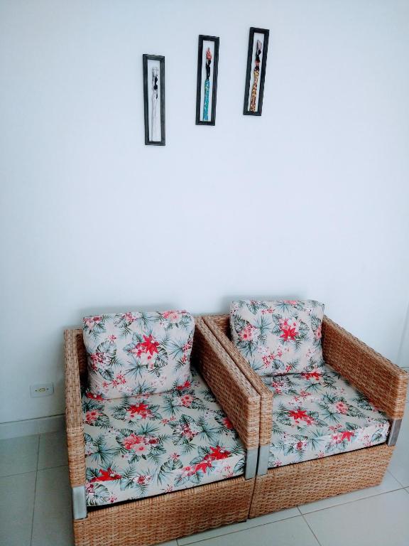  Apartamento amplo a 200m da praia da Enseada